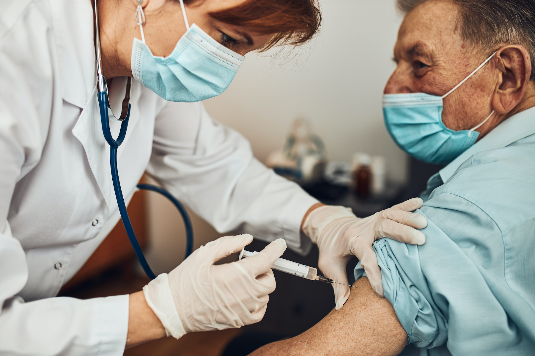 Même à supposer que 90 % des plus de 60 ans soient vaccinés, un pic d'hospitalisation similaire à celui de l’automne dernier n’est pas exclu en 2021. © Przemek Klos, Adobe Stock